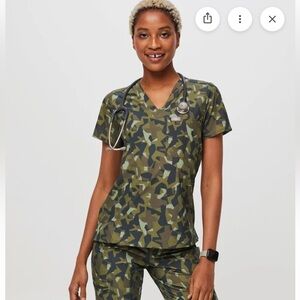NWOT FIGS Women's Catarina Freex One-Pocket Scrub Top- Camouflage
XS